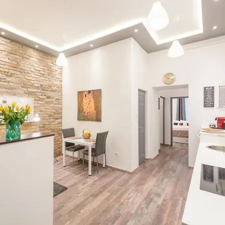 Venus - Almassy Park *